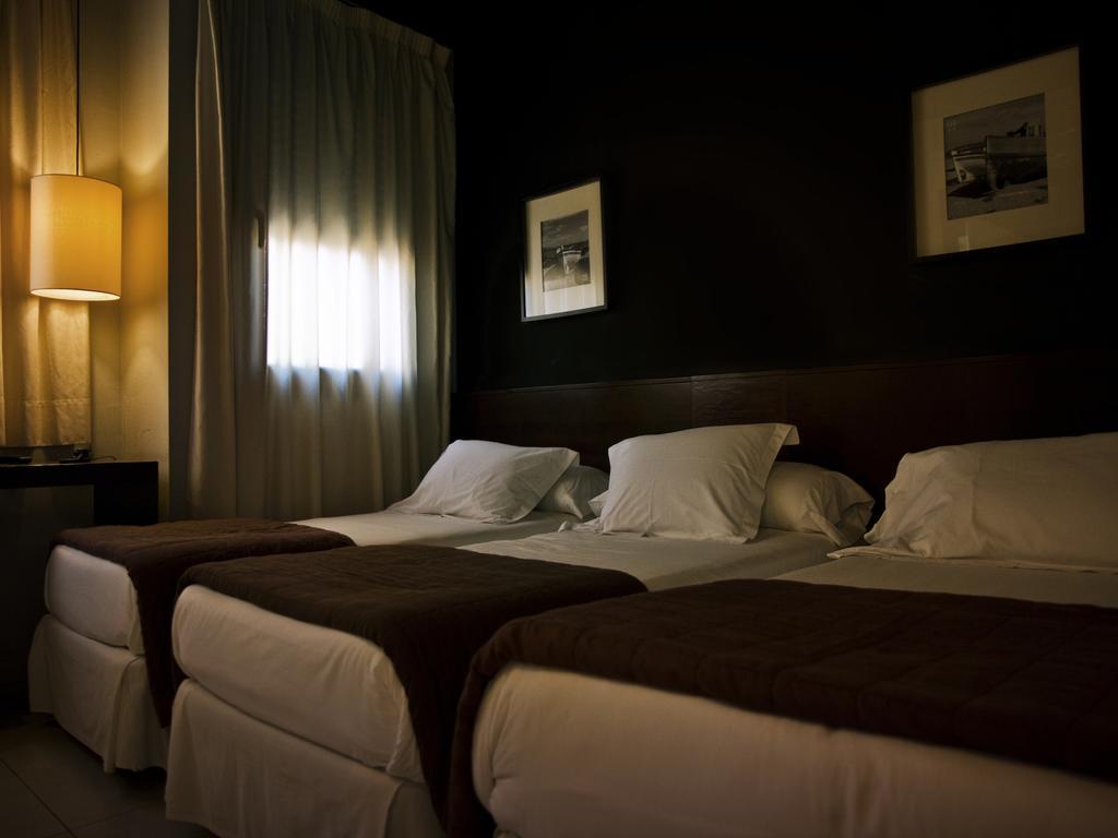 Hostal Badaloni Бадалона Номер фото